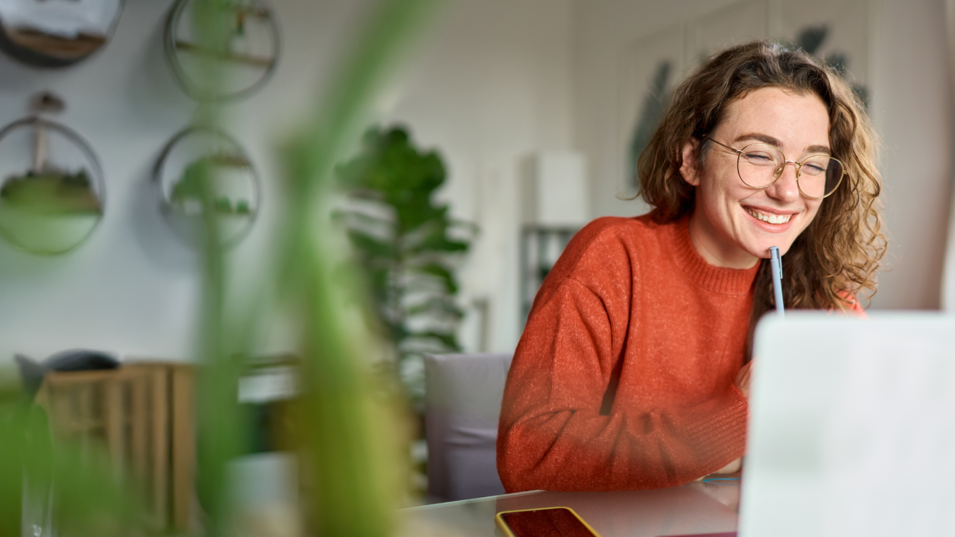 Image d'une femme sur son ordinateur