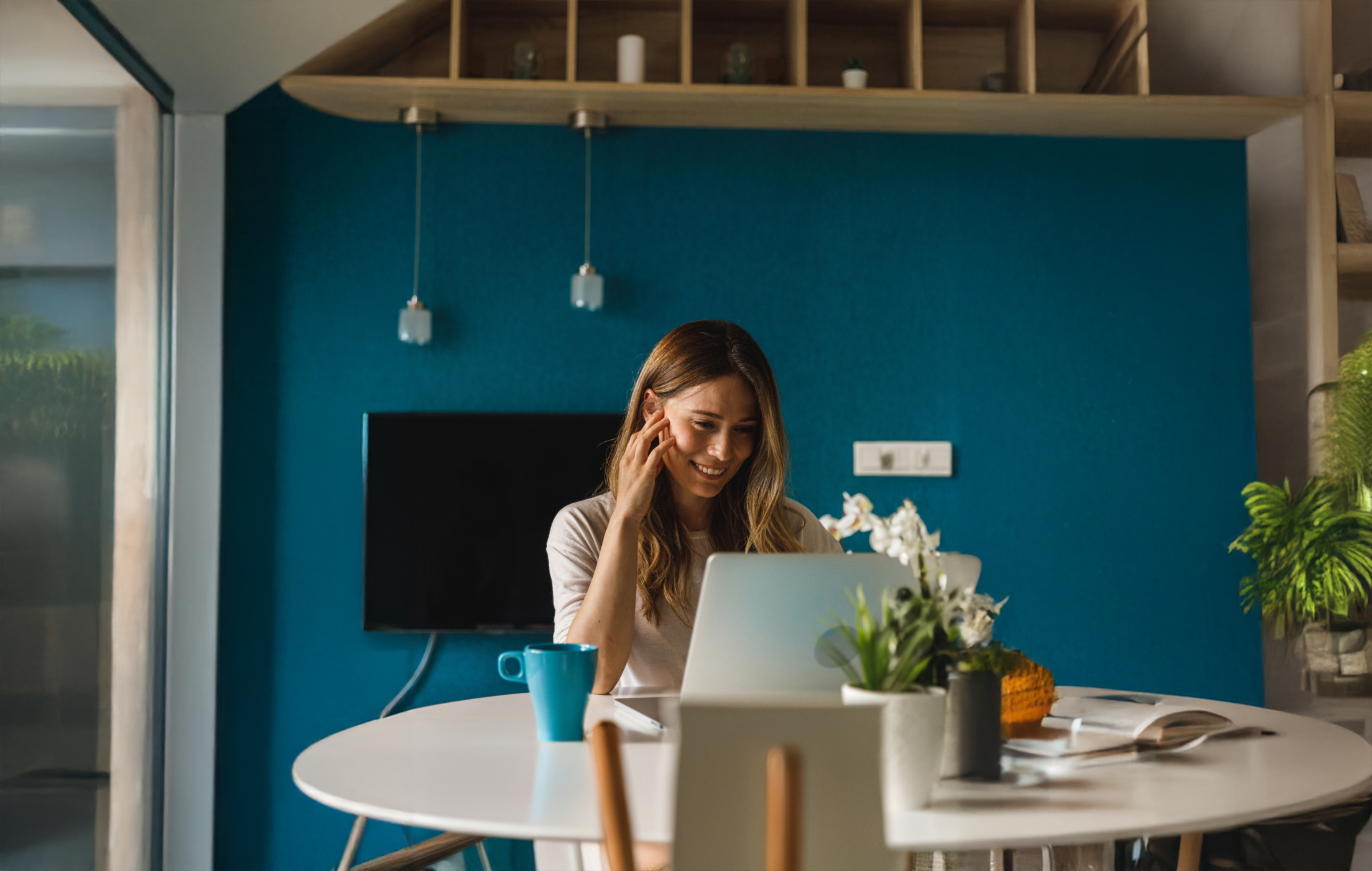Image d'une praie verte avec une eolienne